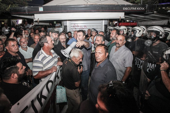 «Θερμή» υποδοχή επεφύλαξαν στον Αλέξη Τσίπρα οι Κρητικοί – Περνούσαν από ανιχνευτή μετάλλων…(εικόνες)
